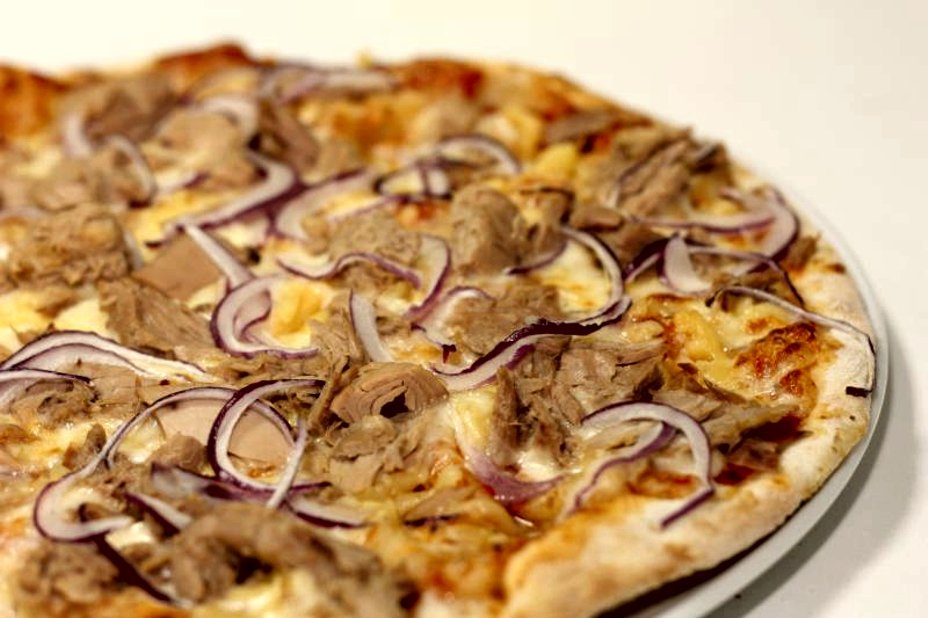 pizza-con-cipolle-e-tonno-tropea